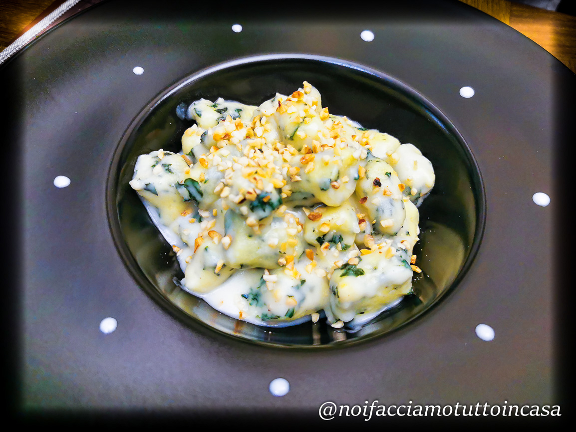 Ricetta Gnocchi di cavolo nero e patate con salsa al ...