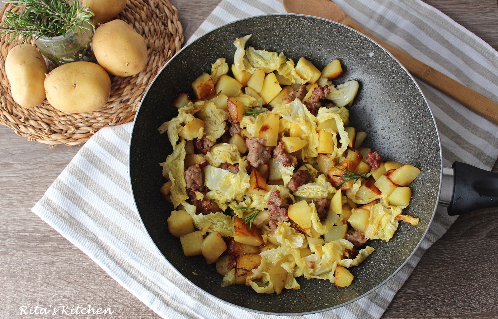 Ricetta patate in padella con verza e salsiccia ...