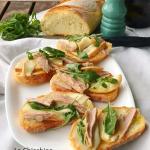 Bruschette con scamorza affumicata, tonno e rucola