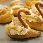 Cigni di pasta choux farciti alla panna montata