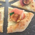 pizza con crudo di modena e fichi grigliati