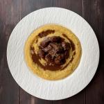 Spezzatino di capriolo al vino rosso e polenta