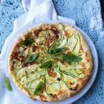 Torta salata con stracchino, zucchine e fiori di zucca