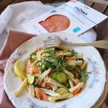 Pasta fredda con salmone affumicato, zucchine e rucola