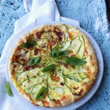 Torta salata con stracchino, zucchine e fiori di zucca