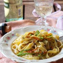 Tagliatelle con fiori di zucca e acciughe