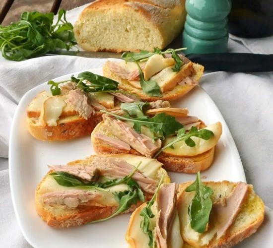 Bruschette con scamorza affumicata, tonno e rucola