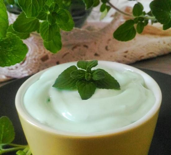 crema alla menta senza cottura, un dessert al cucchiaio