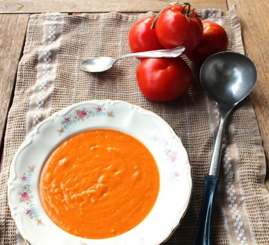 Crema piccante di pomodoro, cipolla di tropea, patate e peperoncino