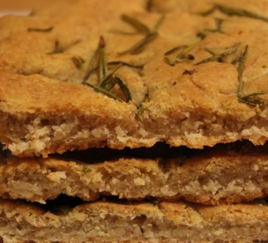 Focaccia integrale croccante al rosmarino