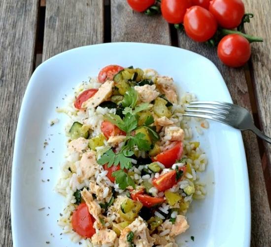 Insalata di riso con salmone, zucchine e patate