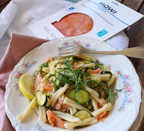 Pasta fredda con salmone affumicato, zucchine e rucola