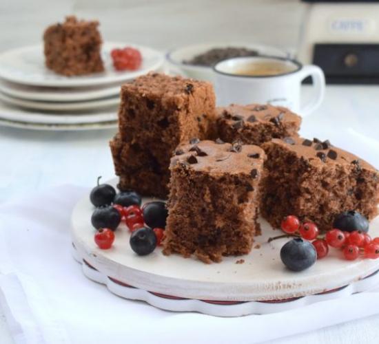 quadrotti al cacao e formaggio con gocce al fondente