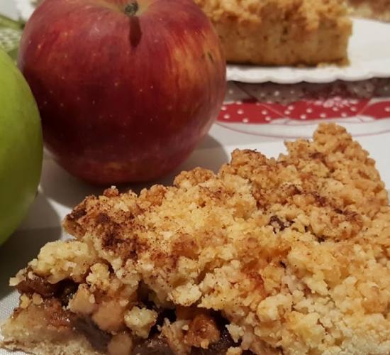 Sbriciolata di mele, uvetta e amaretti al profumo di cannella