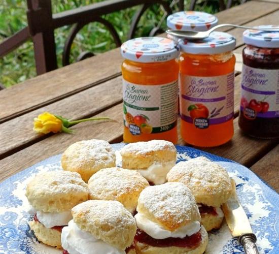 Scones con confettura e panna