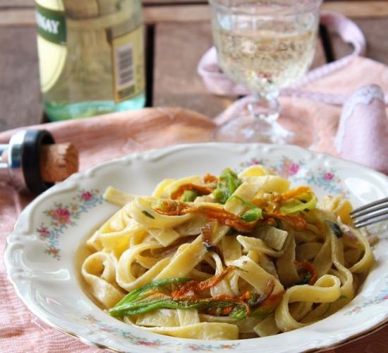 Tagliatelle con fiori di zucca e acciughe