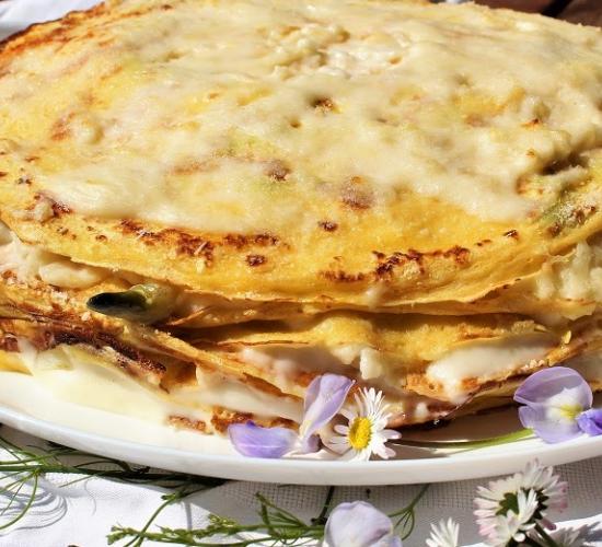 Torta di crepes con asparagi e fontina