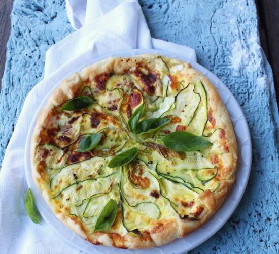 Torta salata con stracchino, zucchine e fiori di zucca